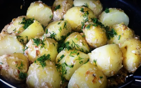 Это что-то особенное: готовлю уже 3 дня и не надоедает. Вкусная молодая картошка в сливочном соусе