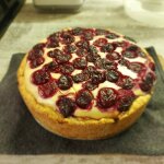 Открытый пирог с творожной начинкой и ягодами