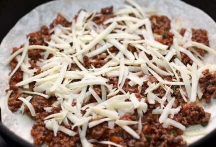 Тортилья с фаршем и сыром