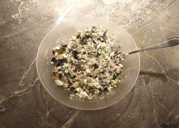 Салат с жареными баклажанами и яйцом