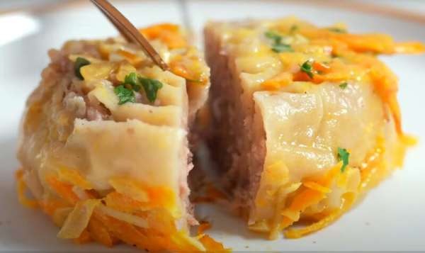 Вкуснее, чем мясная котлета: неожиданный рецепт ленивых пельменей в соусе, который вас удивит