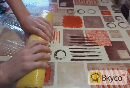 Бисквитный рулет с кремом из сгущенки и сливочного масла