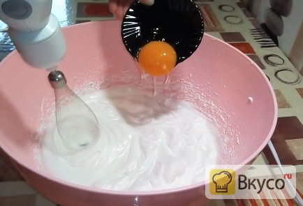 Бисквитный рулет с кремом из сгущенки и сливочного масла