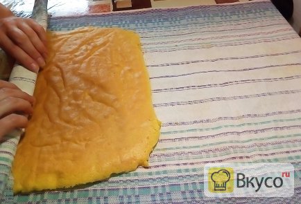 Бисквитный рулет с кремом из сгущенки и сливочного масла