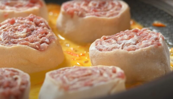 Вкуснее, чем мясная котлета: неожиданный рецепт ленивых пельменей в соусе, который вас удивит