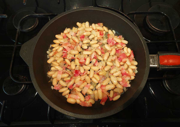 Яичница с беконом и фасолью