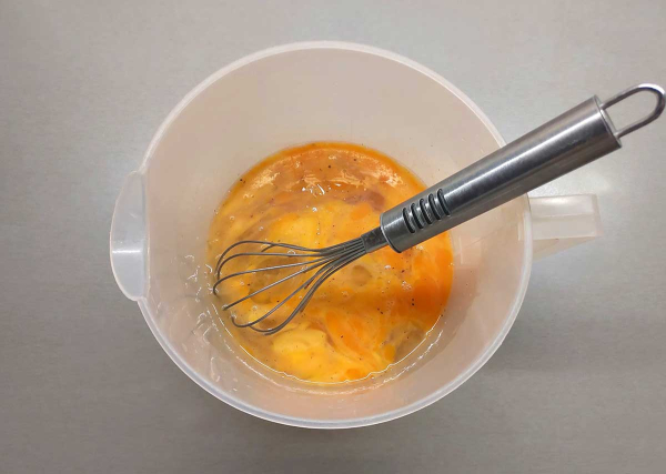 Яичница с беконом и фасолью