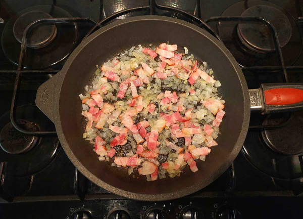 Яичница с беконом и фасолью