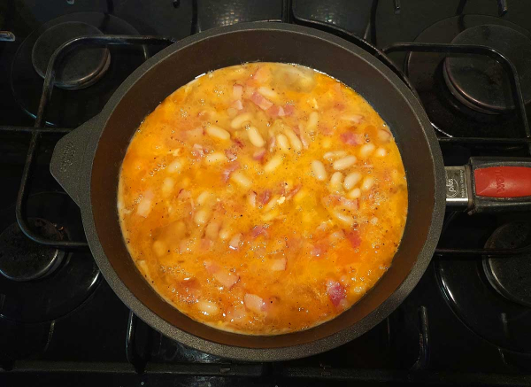 Яичница с беконом и фасолью