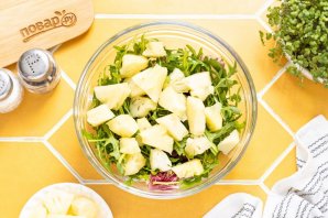 Салат с ананасом и сыром Салат с ананасом и сыром