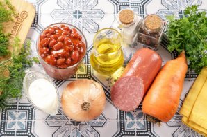 Салат с фасолью, морковью и колбасой