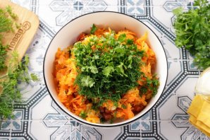 Салат с фасолью, морковью и колбасой