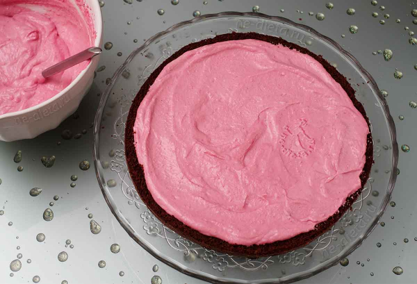 Шоколадный торт с малиной