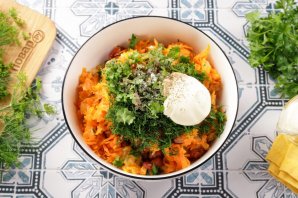 Салат с фасолью, морковью и колбасой