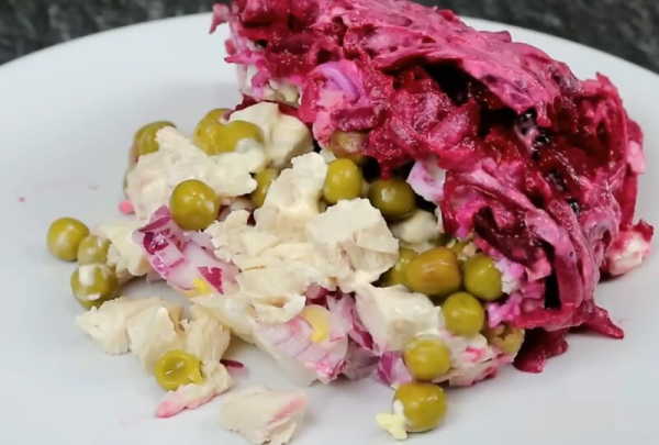 Нежный, сытный, с идеальным балансом: салат, который изменит ваше представление о праздничных закусках