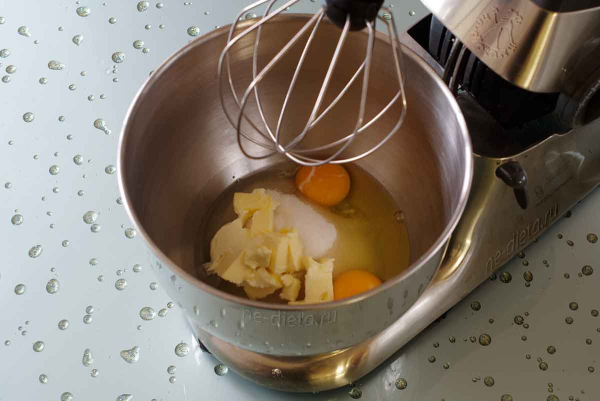 Шоколадный торт с малиной