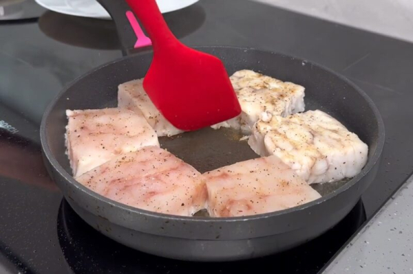 Открыла для себя идеальный ужин: минтай по-провансальски. Быстро, бюджетно и так вкусно, что пальчики оближешь! Открыла для себя идеальный ужин: минтай по-провансальски. Быстро, бюджетно и так вкусно, что пальчики оближешь!