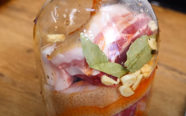 Отличная закуска на каждый день или праздник: ароматная грудинка в маринаде, которая покорит любого мужчину