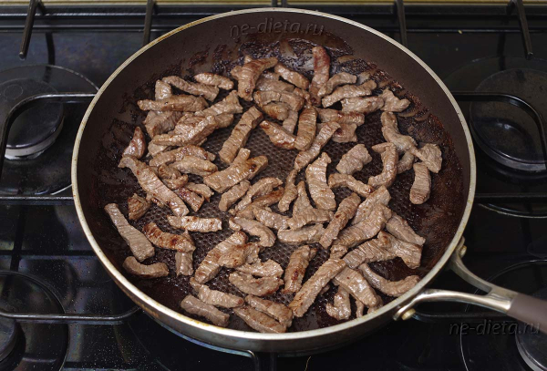 Говядина в сметанном соусе с овощами