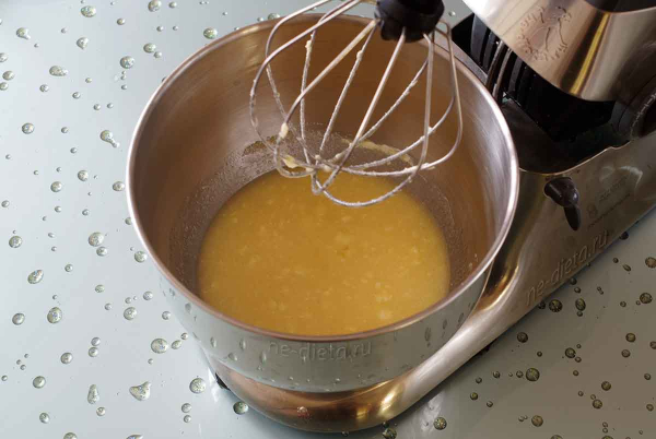 Шоколадный торт с малиной