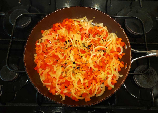 Говядина в сметанном соусе с овощами