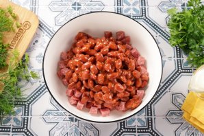 Салат с фасолью, морковью и колбасой