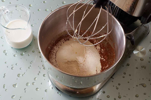 Шоколадный торт с малиной