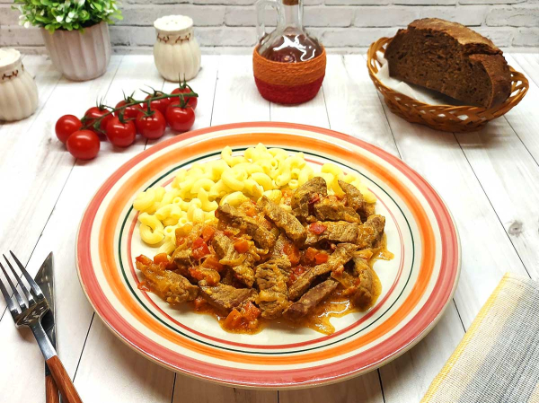 Говядина в сметанном соусе с овощами